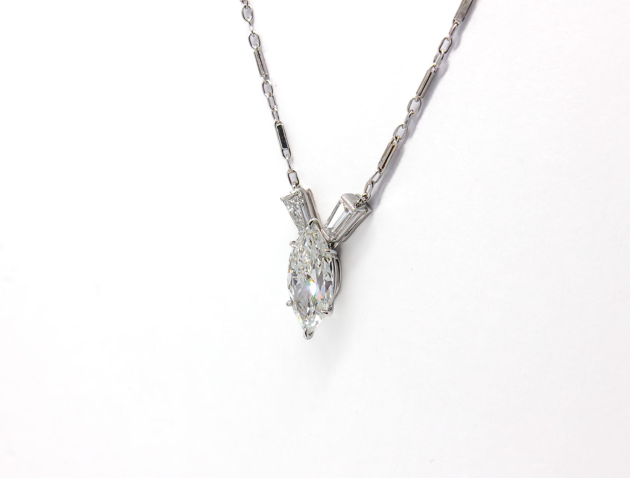Questa elegante collana con pendente in oro bianco 14K mette in mostra uno straordinario diamante taglio marquise da 2,00 carati, di colore I e purezza SI2, perfettamente completato da un paio di diamanti baguette affusolati per un totale di 0,75