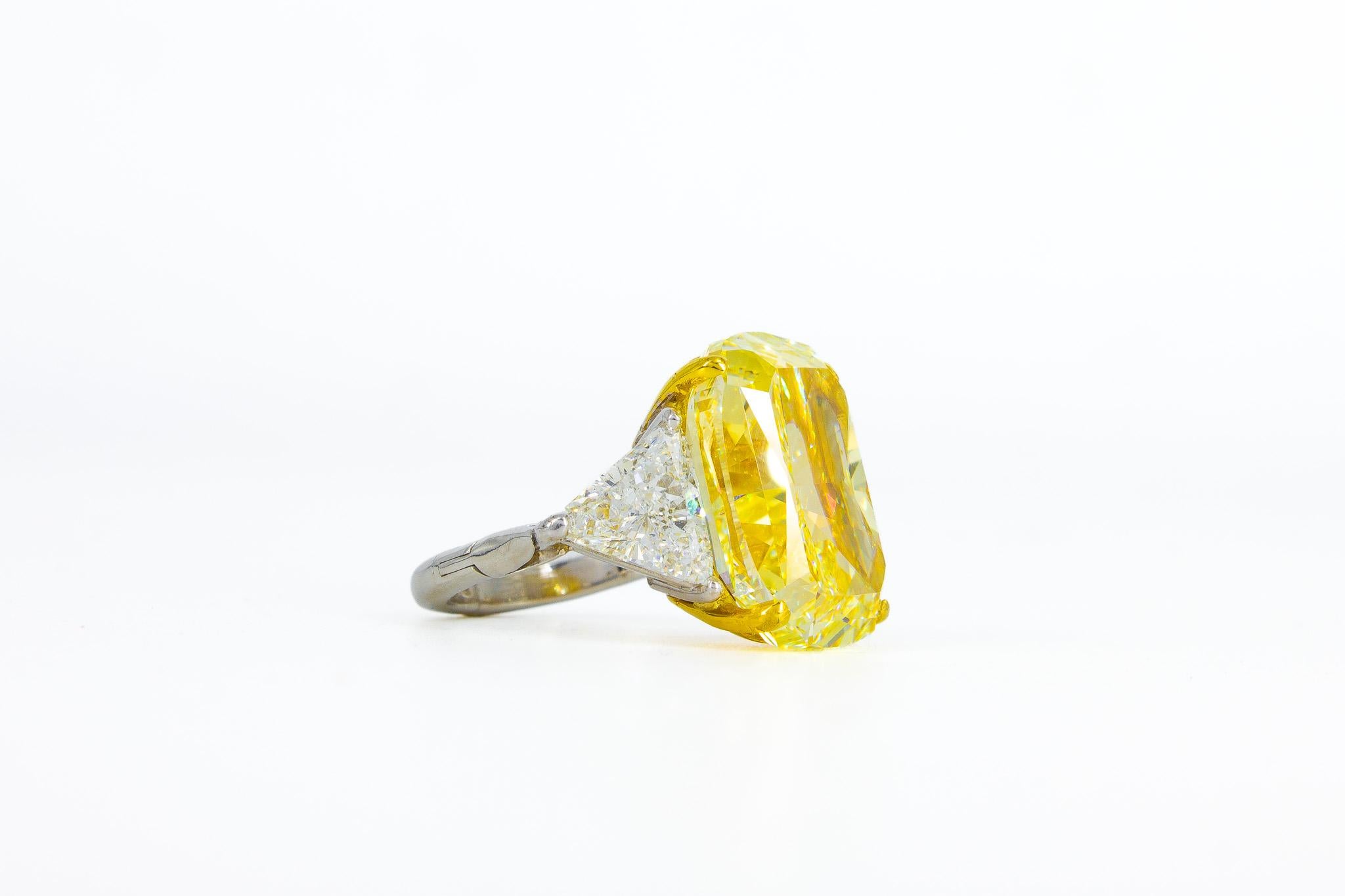 Contemporain J. Birnbach, bague à trois pierres en diamant jaune intense fantaisie de 20,06 carats en vente