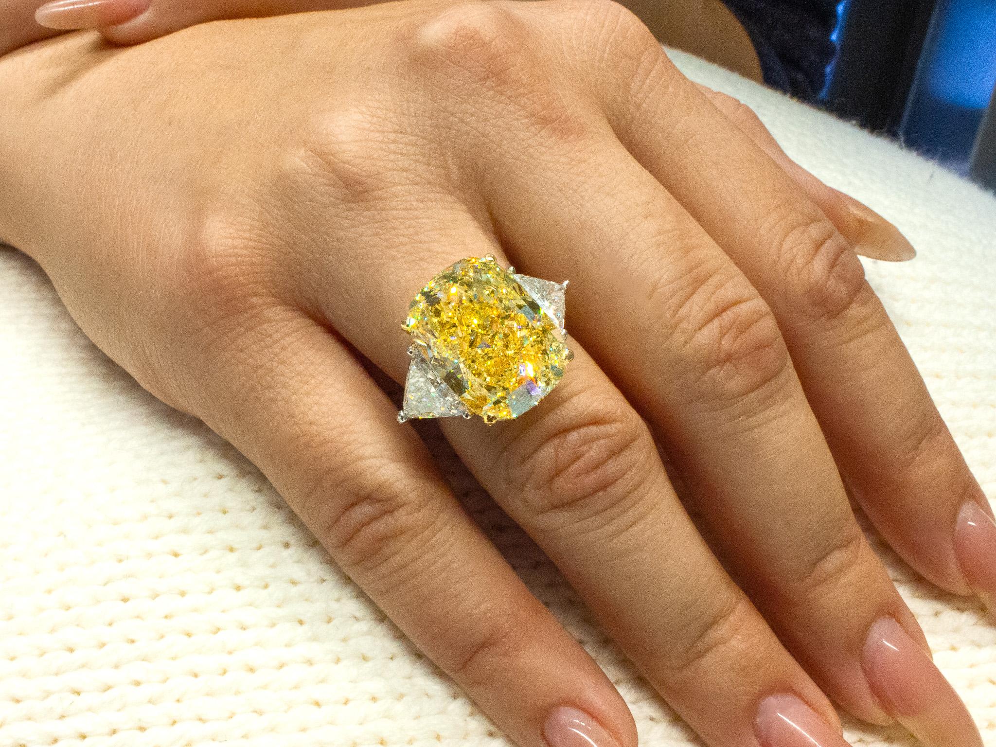 J. Birnbach, bague à trois pierres en diamant jaune intense fantaisie de 20,06 carats Pour femmes en vente