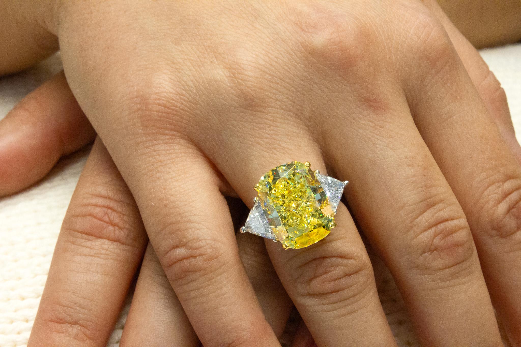 J. Birnbach, bague à trois pierres en diamant jaune intense fantaisie de 20,06 carats en vente 1