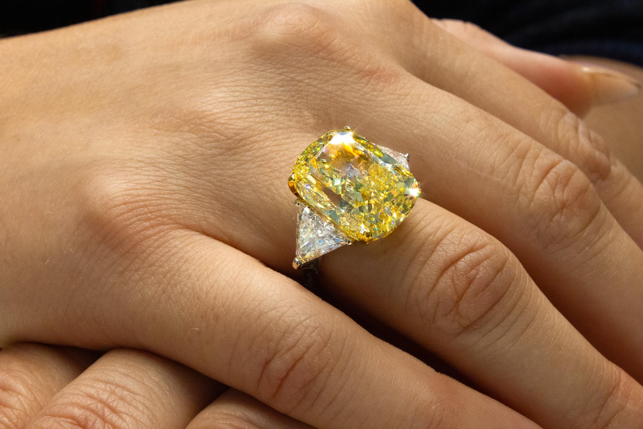J. Birnbach, bague à trois pierres en diamant jaune intense fantaisie de 20,06 carats en vente 2