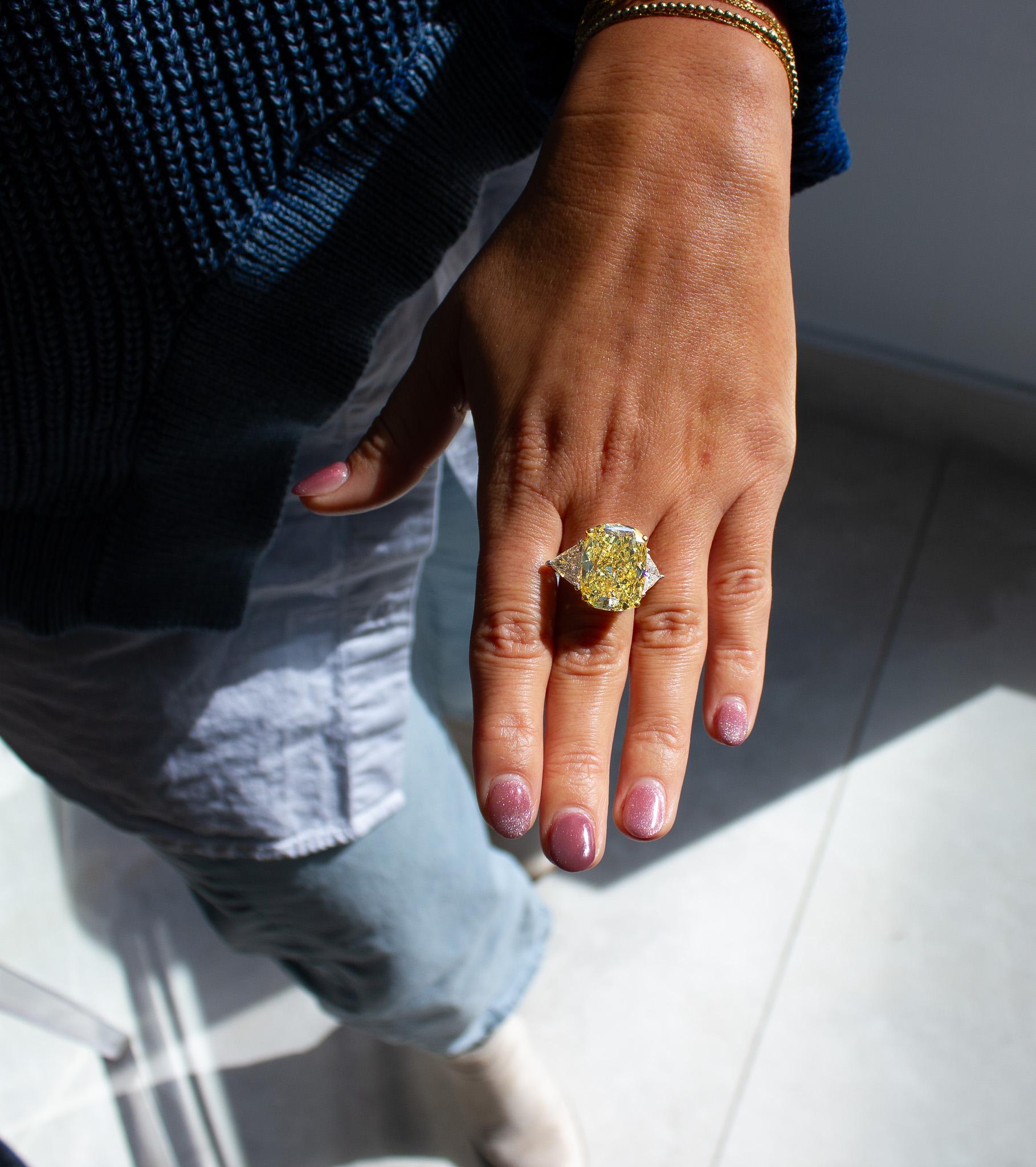 J. Birnbach, bague à trois pierres en diamant jaune intense fantaisie de 20,06 carats en vente 3