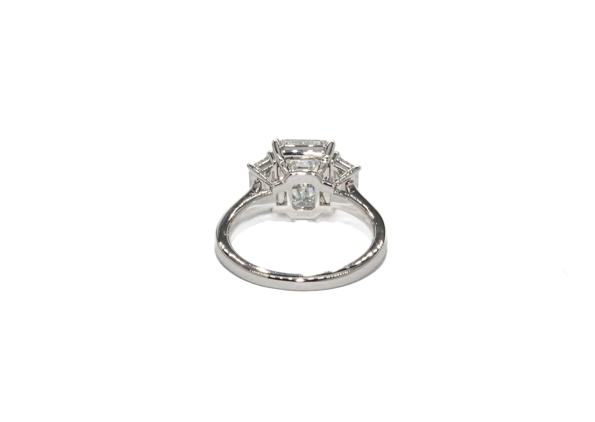 J. Birnbach 2,08 Karat H VS2 Smaragdgeschliffener Diamant-Dreisteinring im Zustand „Neu“ im Angebot in New York, NY