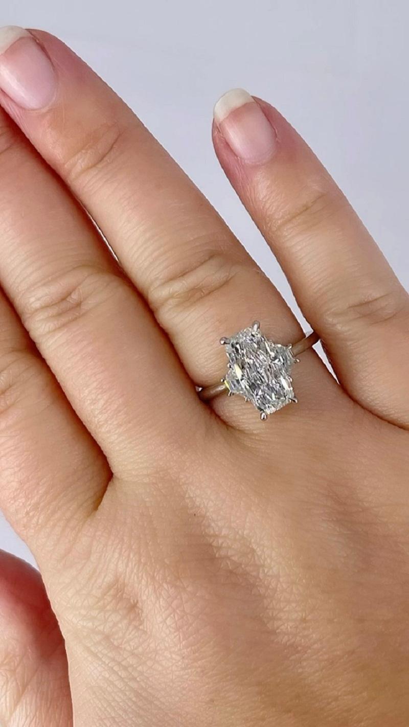 J. Birnbach 2.50 carat GIA GSI1 Elongated Cushion Cut Diamond Three Stone Ring In New Condition For Sale In New York, NY
