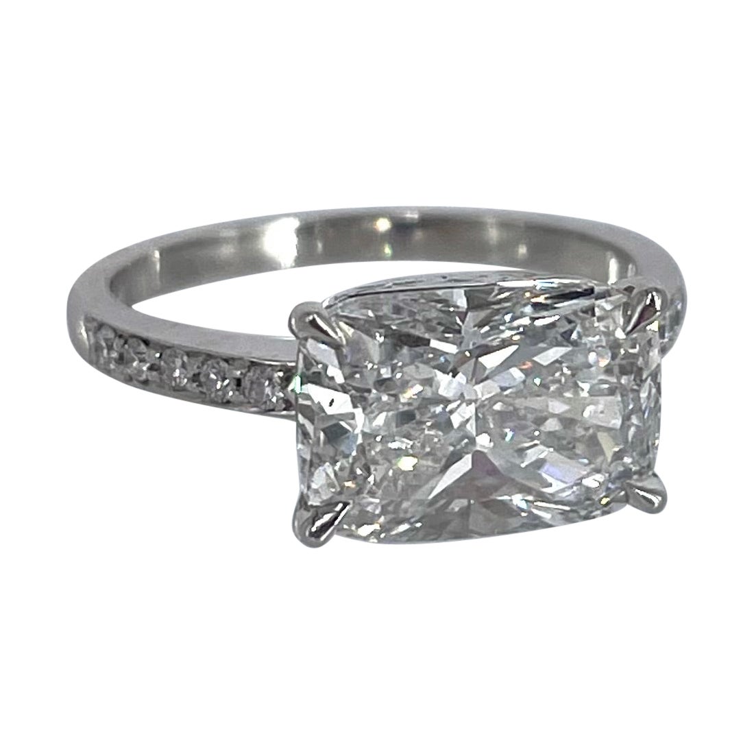 J. Birnbach Anello di fidanzamento solitario a cuscino est-ovest con pavé da 3,01 carati