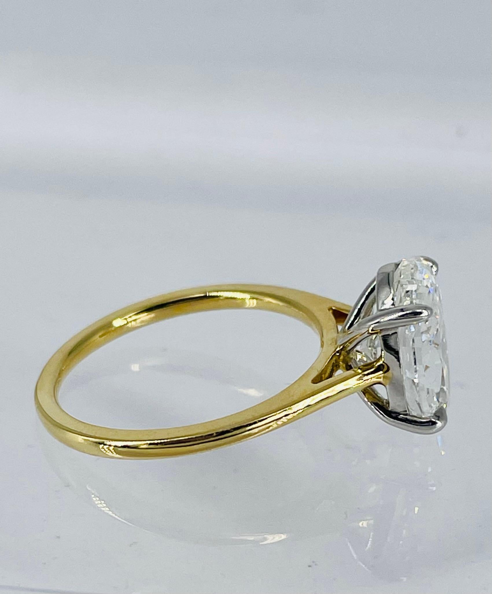 Ce solitaire étincelant de J. Birnbach est orné d'un magnifique diamant ovale de 3,01 carats, de couleur GIA et de pureté VS1. Ce diamant scintillant présente une belle proportion allongée qui flatte le doigt et constitue la forme la plus