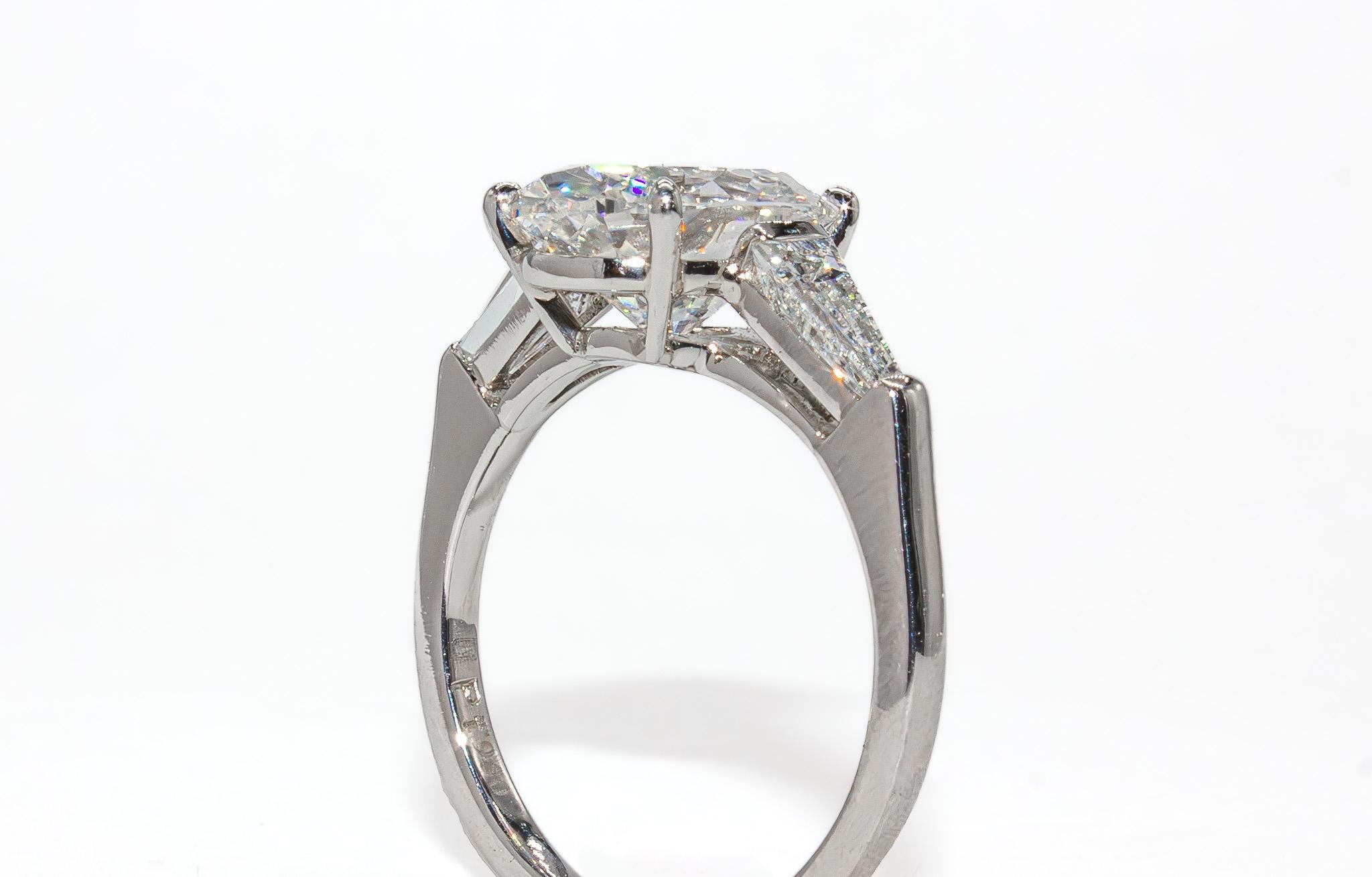 J. Birnbach Anello di fidanzamento con diamante ovale da 3,02 carati GIA con baguette affusolata in vendita 1