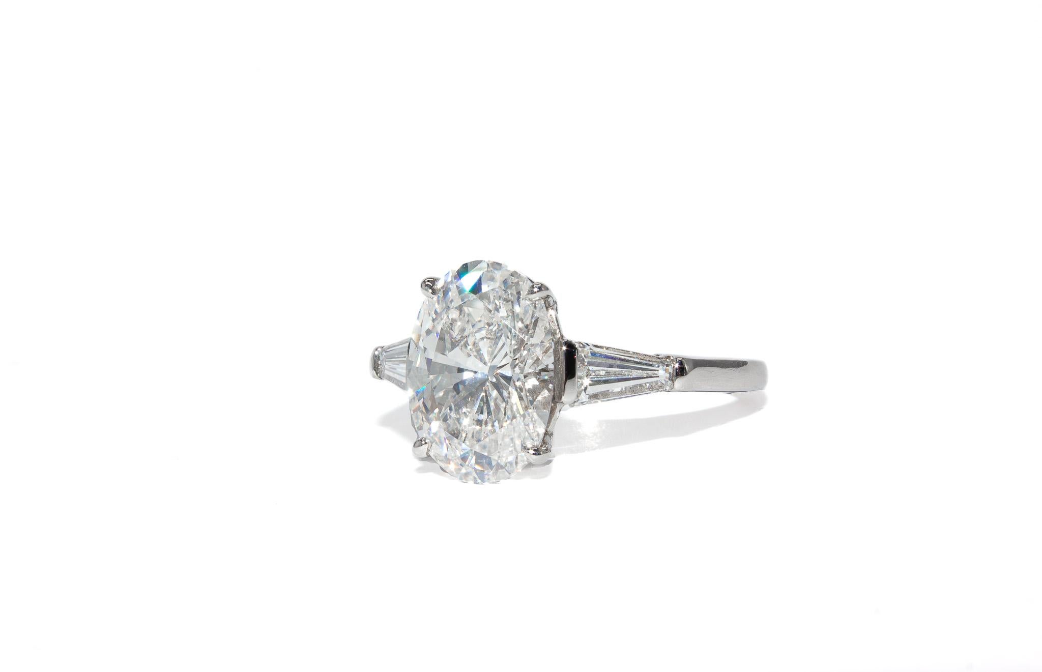 J. Birnbach Anello di fidanzamento con diamante ovale da 3,02 carati GIA con baguette affusolata in vendita 2