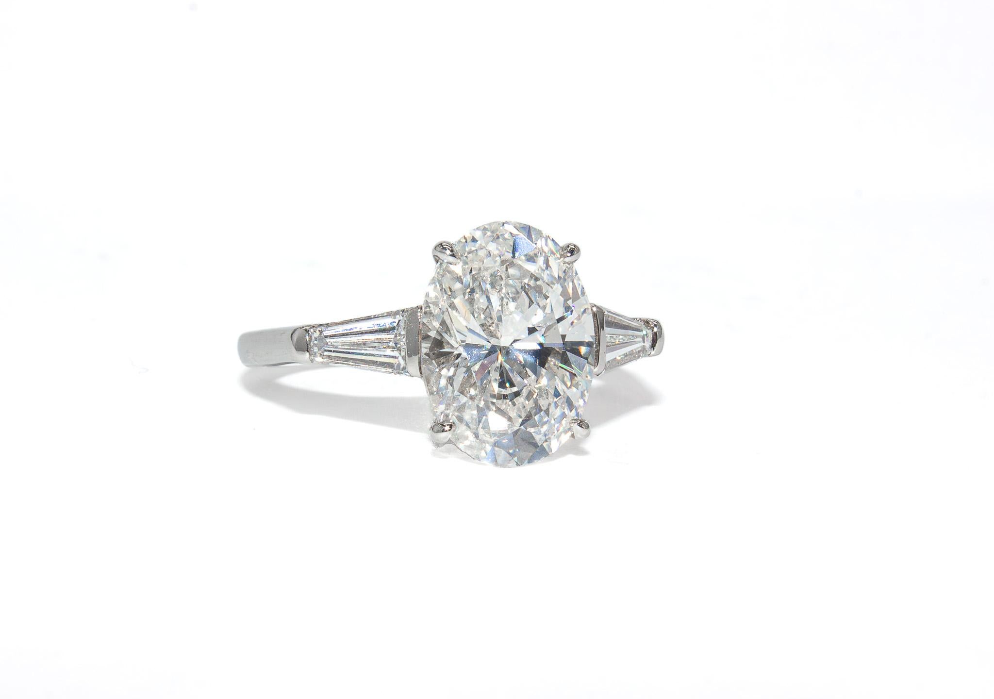 J. Birnbach Anello di fidanzamento con diamante ovale da 3,02 carati GIA con baguette affusolata in vendita 3