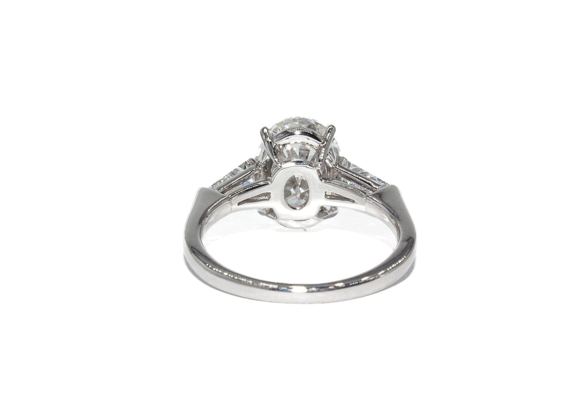 J. Birnbach Anello di fidanzamento con diamante ovale da 3,02 carati GIA con baguette affusolata in vendita 4