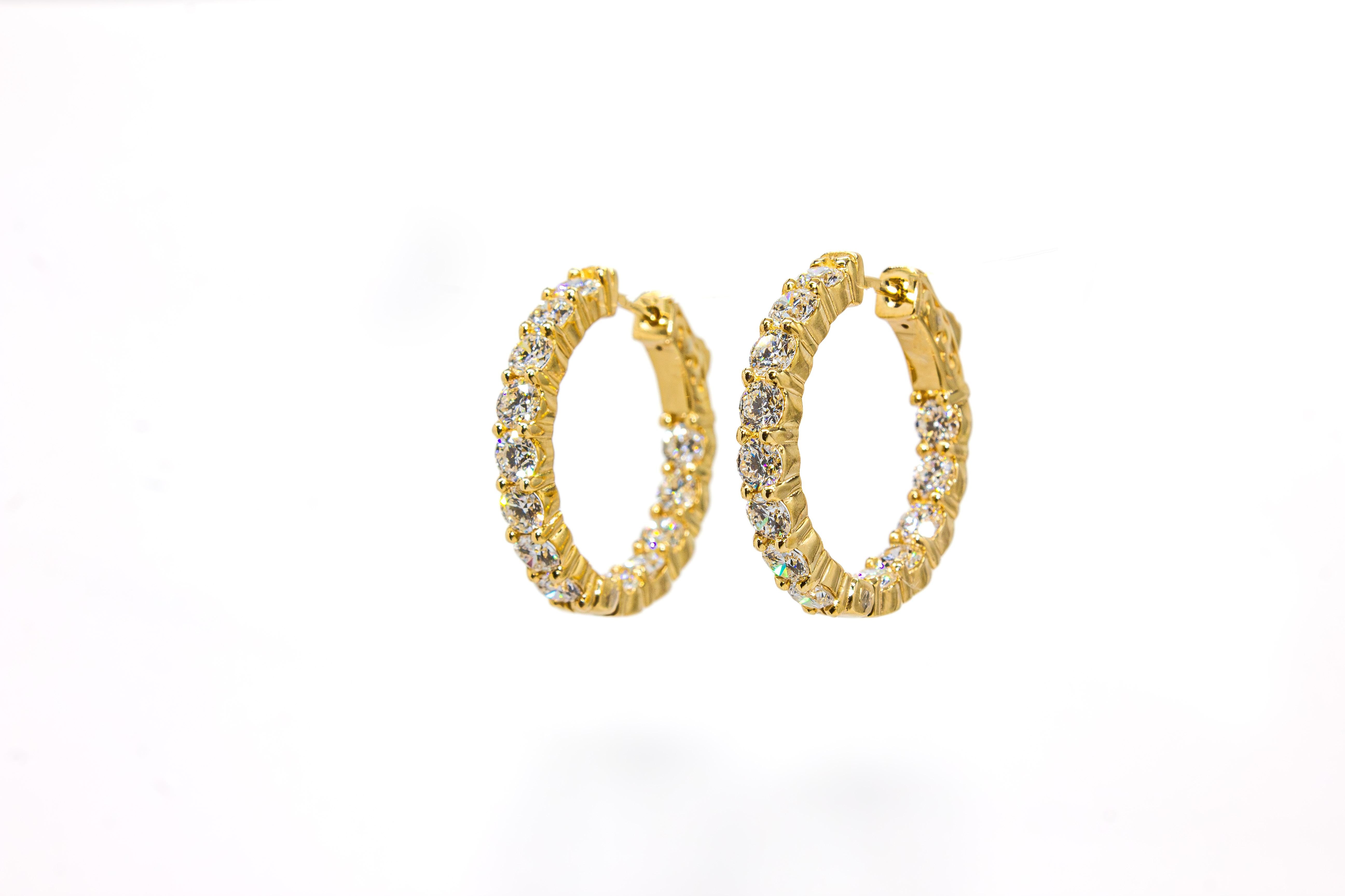 Estos elegantes pendientes de aro interior-exterior de oro amarillo de 14 quilates presentan un deslumbrante despliegue de 26 diamantes redondos de talla brillante que suman un total de 3,16 quilates. De color G/H y claridad VS, cada diamante está