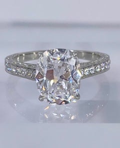 J. Birnbach Verlobungsring mit 3,18 Karat Diamant im Kissenschliff und 3 Seiten-Pavé-Ring