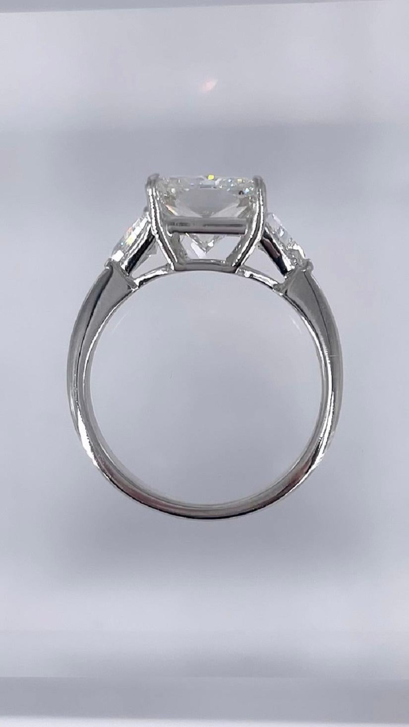 J. Birnbach 3.21 carat Radiant Cut Diamond Three Stone Ring with Trillions In New Condition For Sale In New York, NY