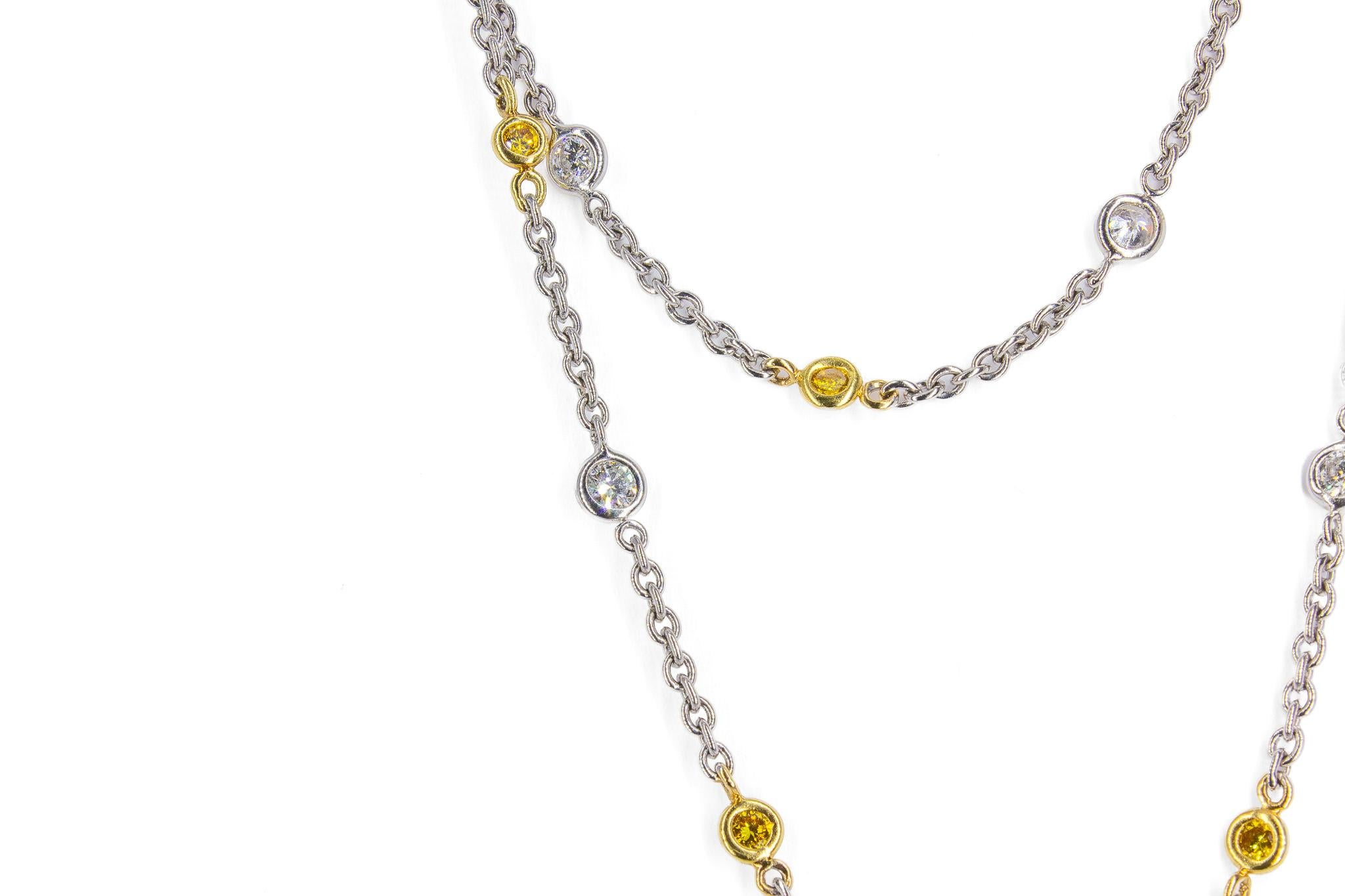 Ajoutez une sophistication intemporelle à votre collection avec cet élégant collier bicolore 18 carats. Avec 38 stations de diamants alternées, cette pièce exquise affiche un total de 3,28 carats de diamants éblouissants. Le design alterne entre des