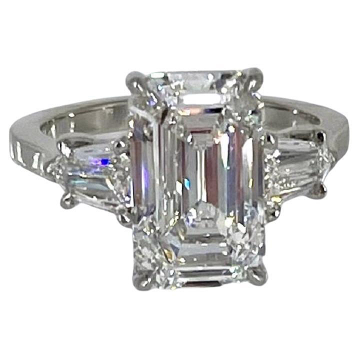 J. Birnbach, bague de fiançailles à trois pierres avec diamant taille émeraude de 3,61 carats certifié GIA EVS2