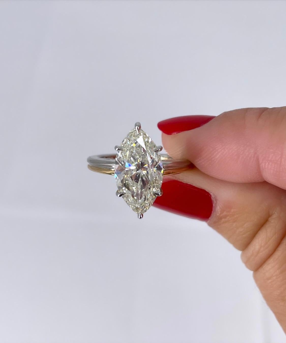 Dieser atemberaubende Solitär besteht aus einem marquiseförmigen Diamanten von 3,72 Karat, der vom GIA mit der Farbe L und der Reinheit SI2 zertifiziert wurde. Die einzigartige zweifarbige Fassung besteht aus einem 2,3 mm breiten Doppelband aus