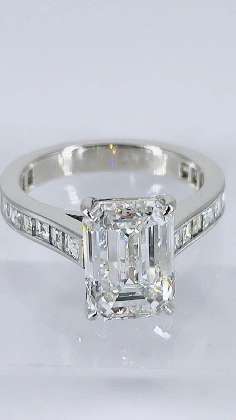 J. Birnbach 4.03 ct GIA GVS1 Emerald Cut Diamond Ring with Carre Diamond Band In New Condition For Sale In New York, NY