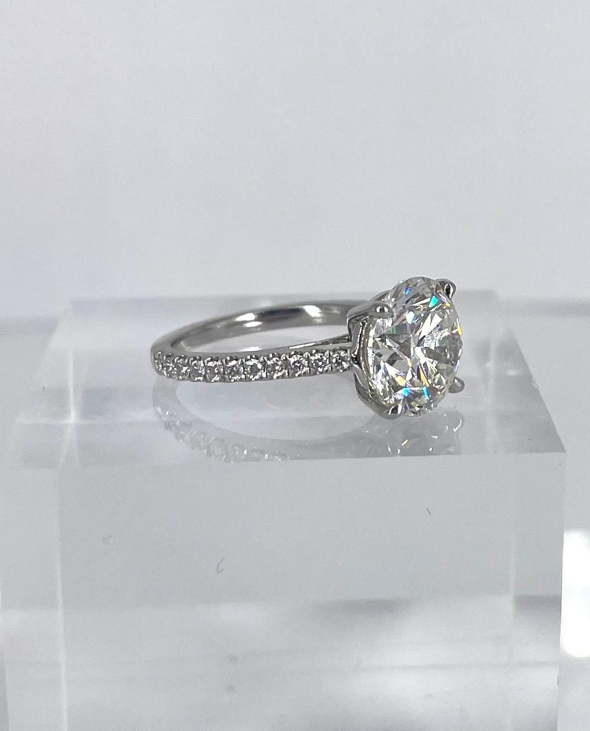 Für jemanden, der auffallenden Glanz braucht! Dieser wunderschöne runde Diamant von 4,50 Karat ist brillant und strahlend. Es ist GIA zertifiziert als G Farbe und VS1 Klarheit. Die gepflasterten Diamanten funkeln entlang des Platinbandes und haben
