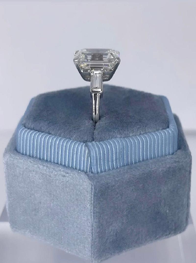 J. Birnbach Verlobungsring mit 4,77 Karat Diamant im Smaragdschliff und geraden Baguetteschliff im Angebot 1