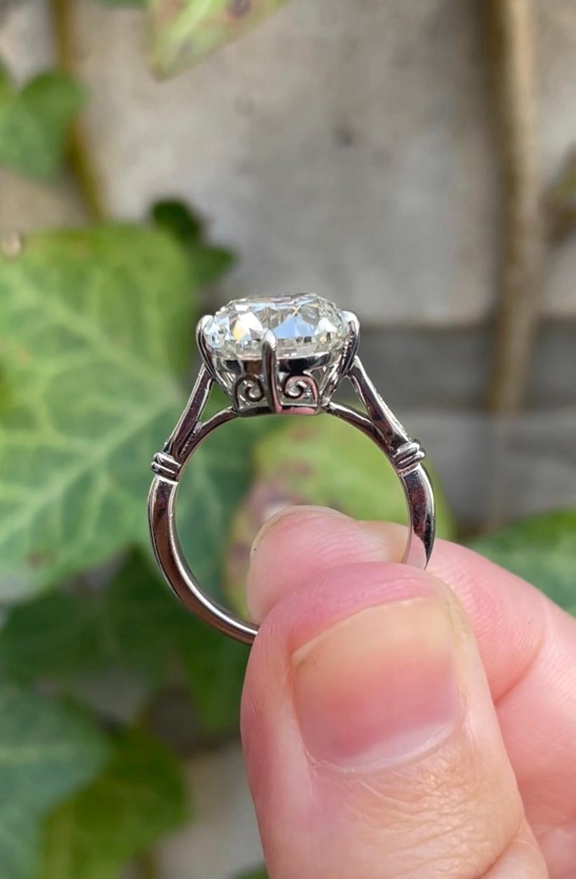 J. Brilliante bague de fiançailles à diamant coussin antique de 5,01 carats Pour femmes en vente
