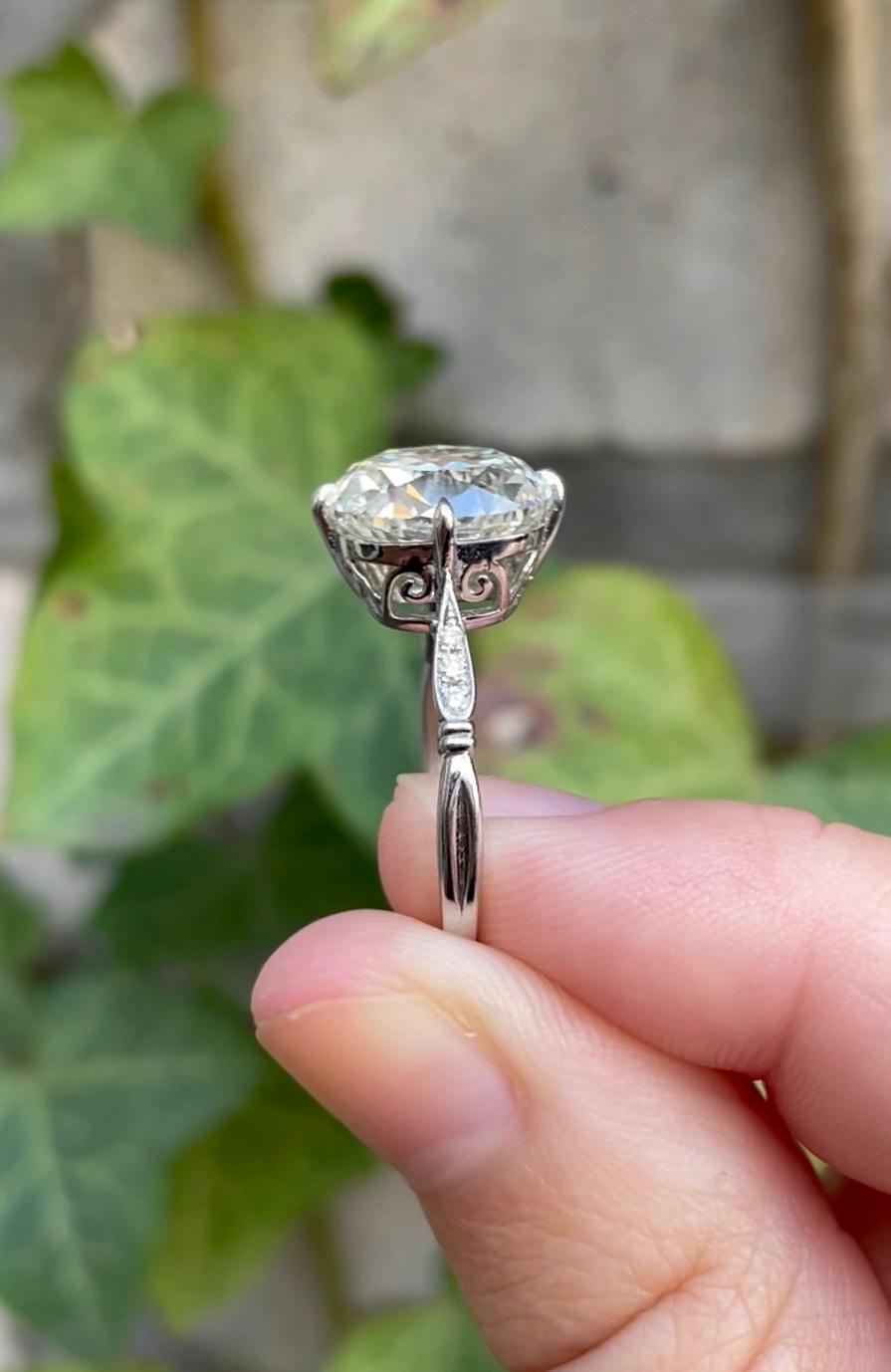 J. Brilliante bague de fiançailles à diamant coussin antique de 5,01 carats en vente 1