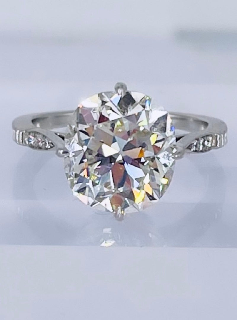 J. Brilliante bague de fiançailles à diamant coussin antique de 5,01 carats en vente