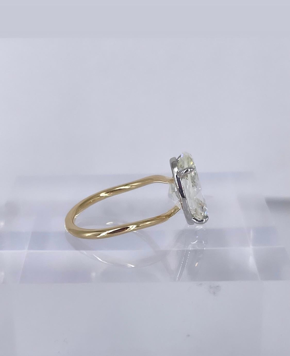 Dieser schlichte, elegante Verlobungsring ist J. Birnbachs moderne Interpretation des klassischen Solitärs. Der Ring ist mit einem GIA-zertifizierten ovalen Diamanten von 5,02 Karat besetzt, der als Farbe I und Reinheit SI1 eingestuft ist. Die