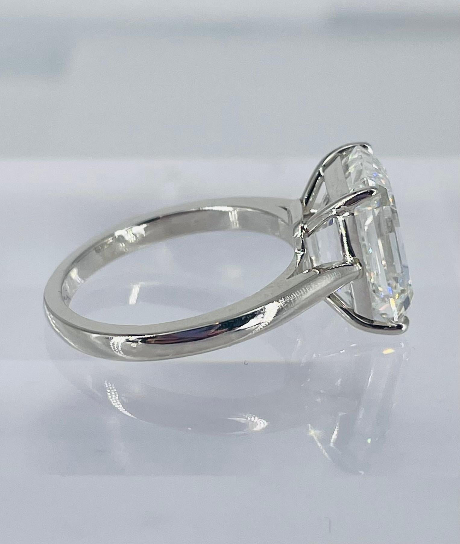 Dieser klassische Solitär-Verlobungsring von J. Birnbach ist mit einem spektakulären 5,71-Karat-Diamanten im Smaragdschliff besetzt. Der Diamant ist von GIA zertifiziert und hat die Farbe G und die Reinheit VVS2. Smaragdgeschliffene Diamanten können