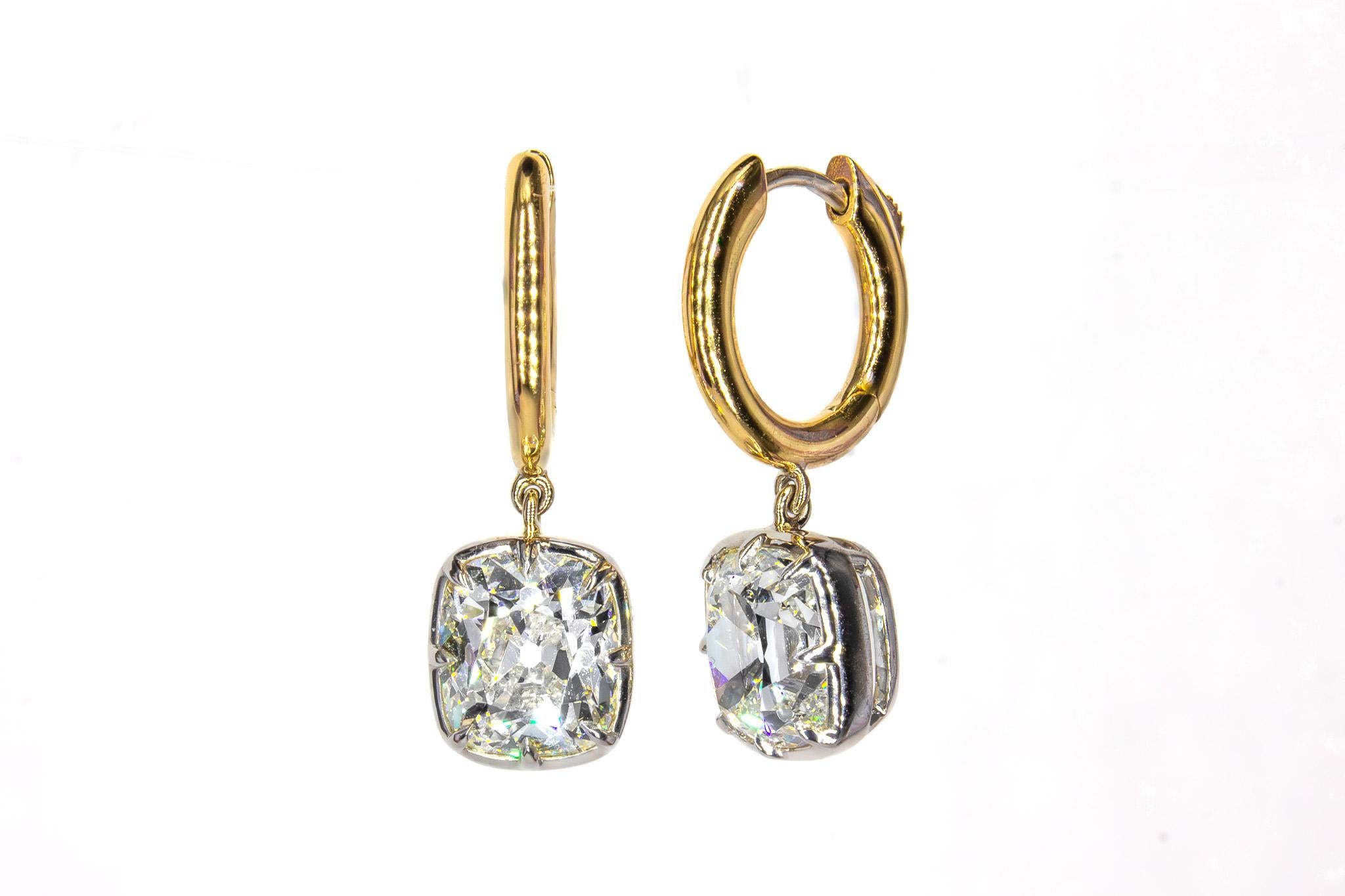 Ces exquises boucles d'oreilles bicolores en or jaune et blanc 18 carats mettent en valeur une paire de diamants taille ancienne magnifiquement assortis, d'une valeur totale de 6,02 carats. Chaque diamant de couleur N et de pureté VS2 a été