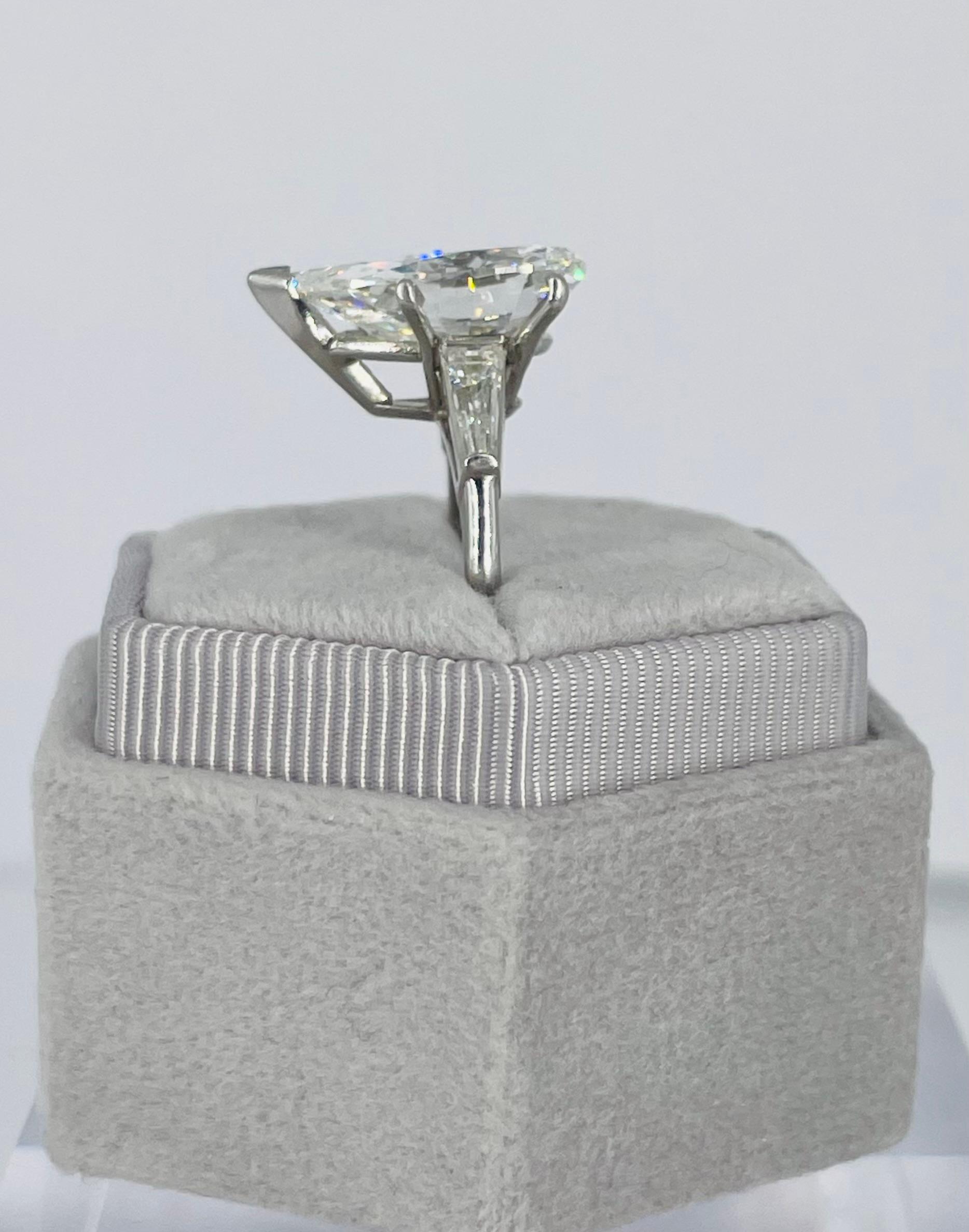 J. Birnbach Verlobungsring mit 6,37 Karat birnenförmigem Diamanten in Birnenform und konisch zulaufenden Baguetteschliff im Zustand „Hervorragend“ im Angebot in New York, NY