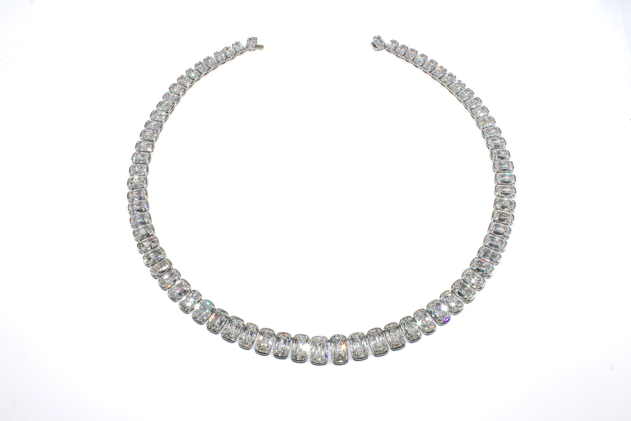 Bijou extraordinaire et important, ce collier en platine est un chef-d'œuvre d'artisanat et d'envergure. Composé de 71 diamants allongés de taille coussin brillant d'un poids total de 65,01 carats, chaque pierre est méticuleusement assortie de