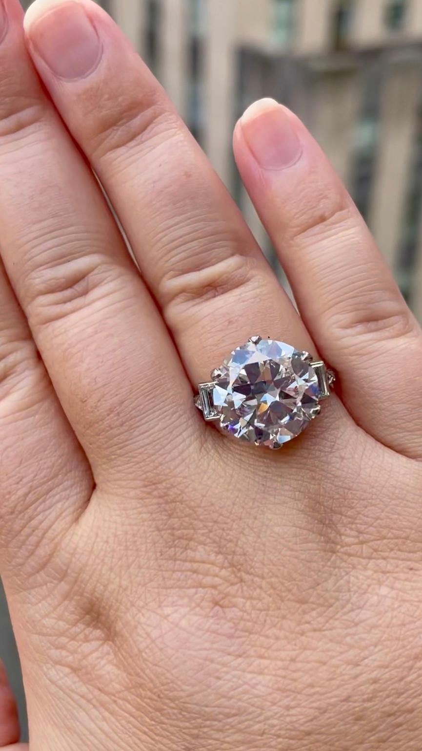 Dieser schöne antike Diamant mit 7,15 Karat im europäischen Schliff ist ein seltenes und schönes Stück. Von GIA als K Farbe und VVS2 Klarheit eingestuft, ist dieser Diamant hell, lebendig und brillant. Die größeren Facetten, die für einen antik