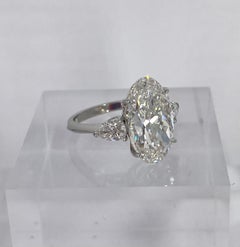 J. Birnbach 8,05 ct GIA GVS1 Anello ovale a tre pietre con pietre laterali a forma di pera