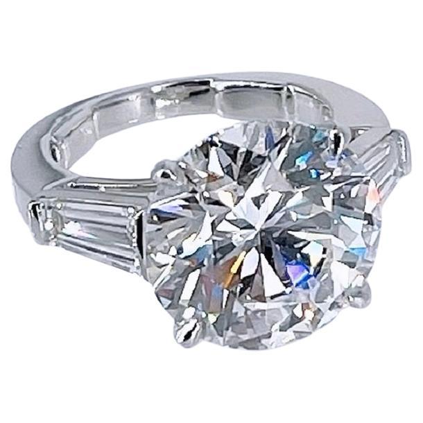 J. Birnbach Bague de fiançailles en diamant rond 8.11 carats avec baguettes effilées