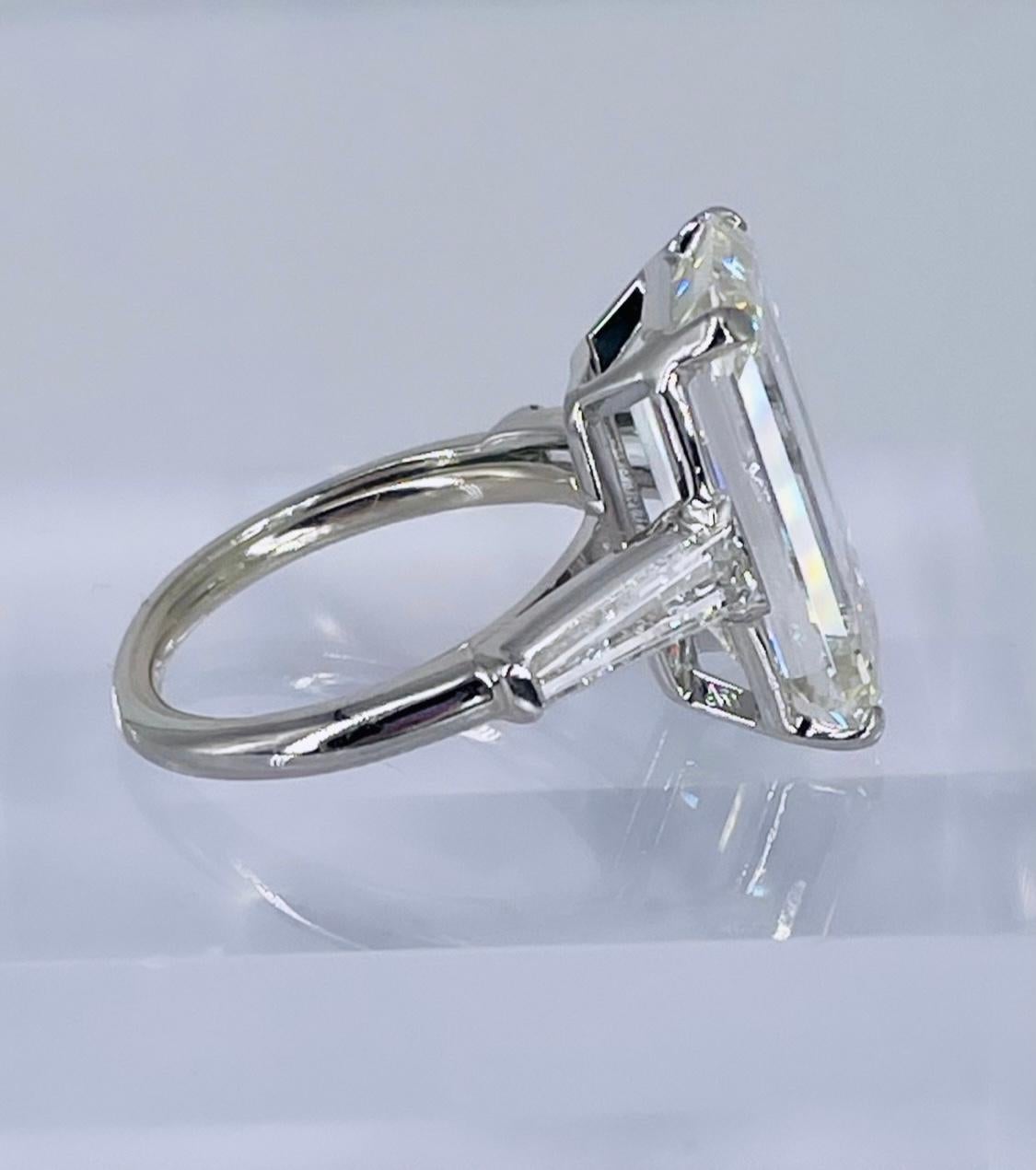 Questo magnifico anello di fidanzamento di J. Birnbach presenta uno squisito diamante taglio smeraldo che ti lascerà senza fiato! Il diamante è di 9,43 carati e certificato da GIA con colore L e purezza VS2. I diamanti con taglio smeraldo spesso