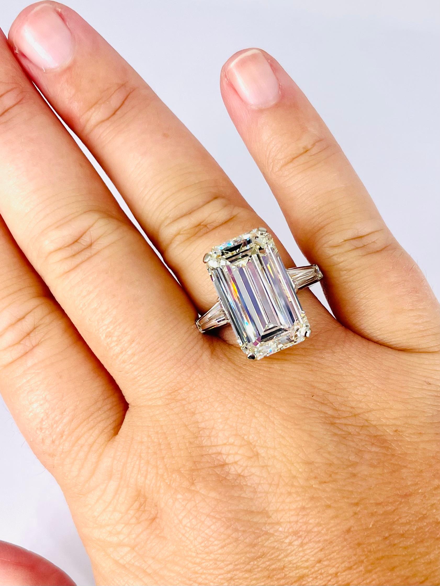 Taglio smeraldo J. Birnbach Anello di fidanzamento con diamante taglio smeraldo da 9.43 carati e baguette affusolate