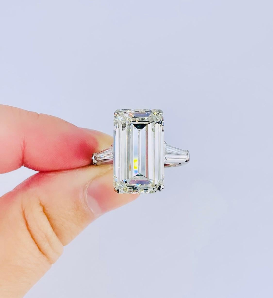 J. Birnbach Anello di fidanzamento con diamante taglio smeraldo da 9.43 carati e baguette affusolate In condizioni Nuovo a New York, NY