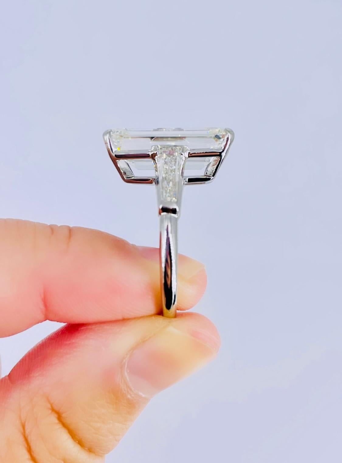 Donna J. Birnbach Anello di fidanzamento con diamante taglio smeraldo da 9.43 carati e baguette affusolate