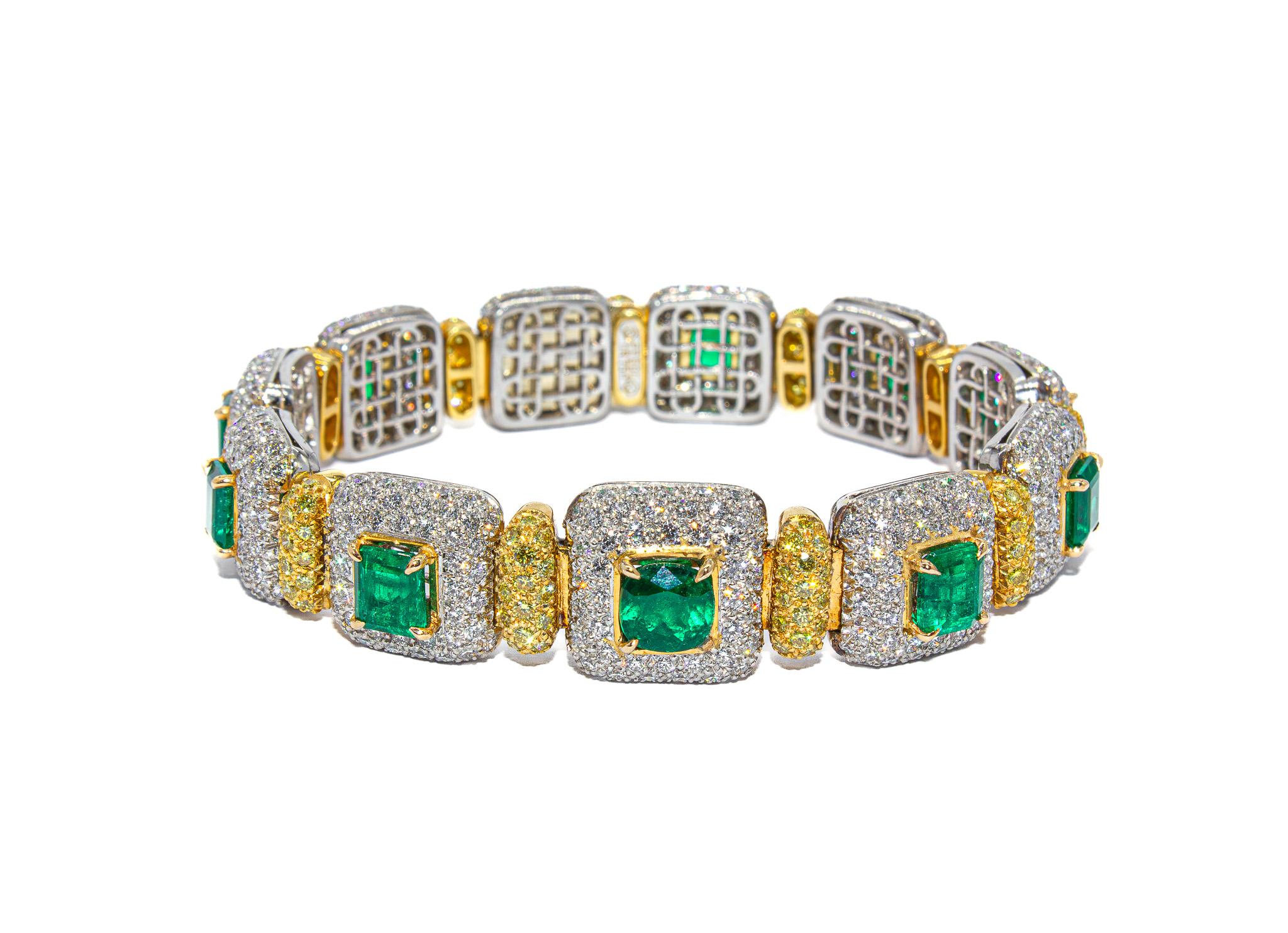 Extraordinaire démonstration de couleur et de savoir-faire, ce bracelet en or jaune et blanc 18 carats présente une combinaison exquise de diamants et d'émeraudes qui incarne la rareté et le luxe. Sertie de 10 émeraudes taille émeraude et d'une