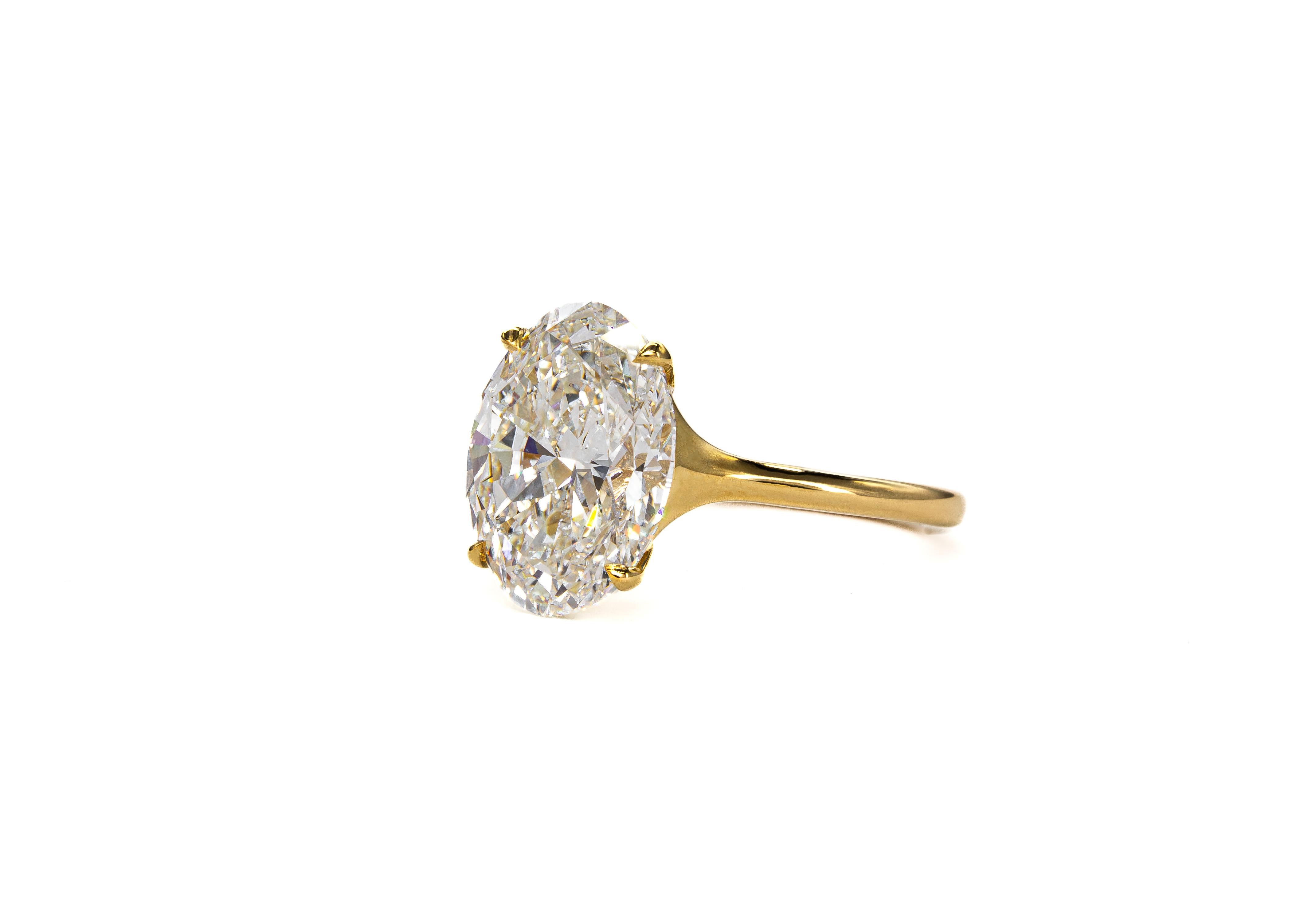 Dieser erhabene und mühelos elegante Solitärring aus 14 Karat Gelbgold präsentiert einen wunderschön proportionierten ovalen Brillanten von 3,82 Karat, der vom GIA mit der Farbe I und der Reinheit SI1 zertifiziert wurde. Der Diamant in der Mitte