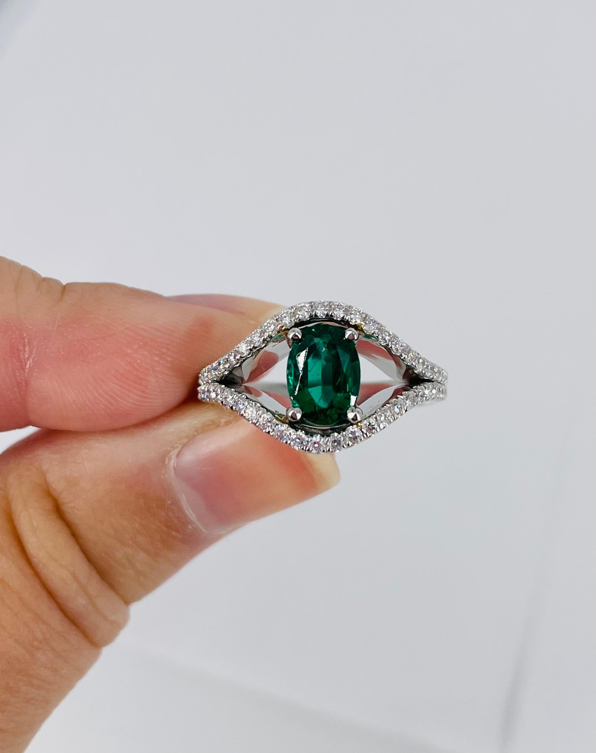 J. Birnbach Diamond and Emerald Ring in Platinum In New Condition For Sale In New York, NY