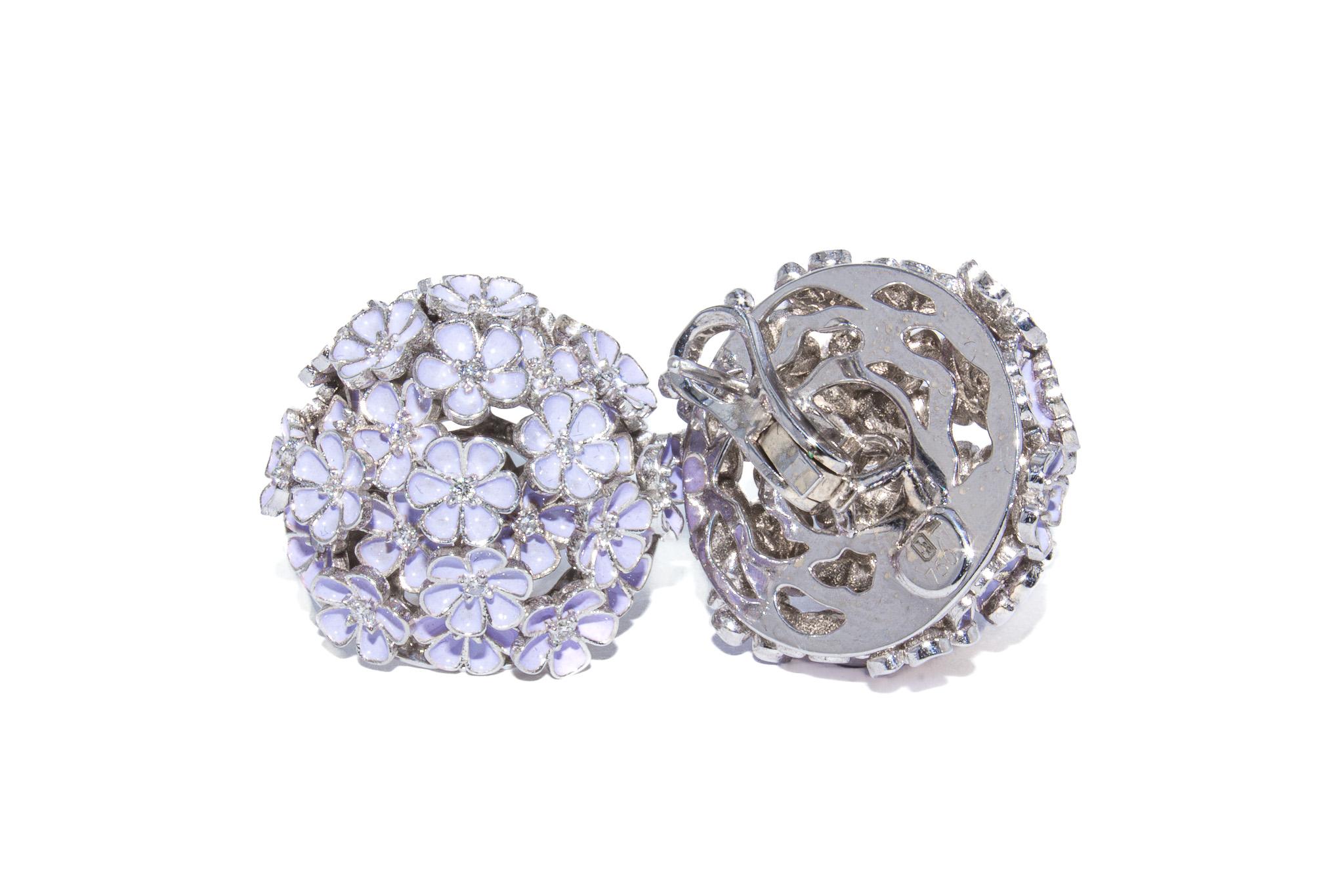 Gönnen Sie sich unsere verspielten Blumenohrringe aus 18 Karat Weißgold mit Diamanten und Emaille, perfekt für alle, die gerne ein Zeichen setzen. Jedes Element dieses atemberaubenden Paares wurde von Hand gefertigt. Jeder Ohrring besteht aus