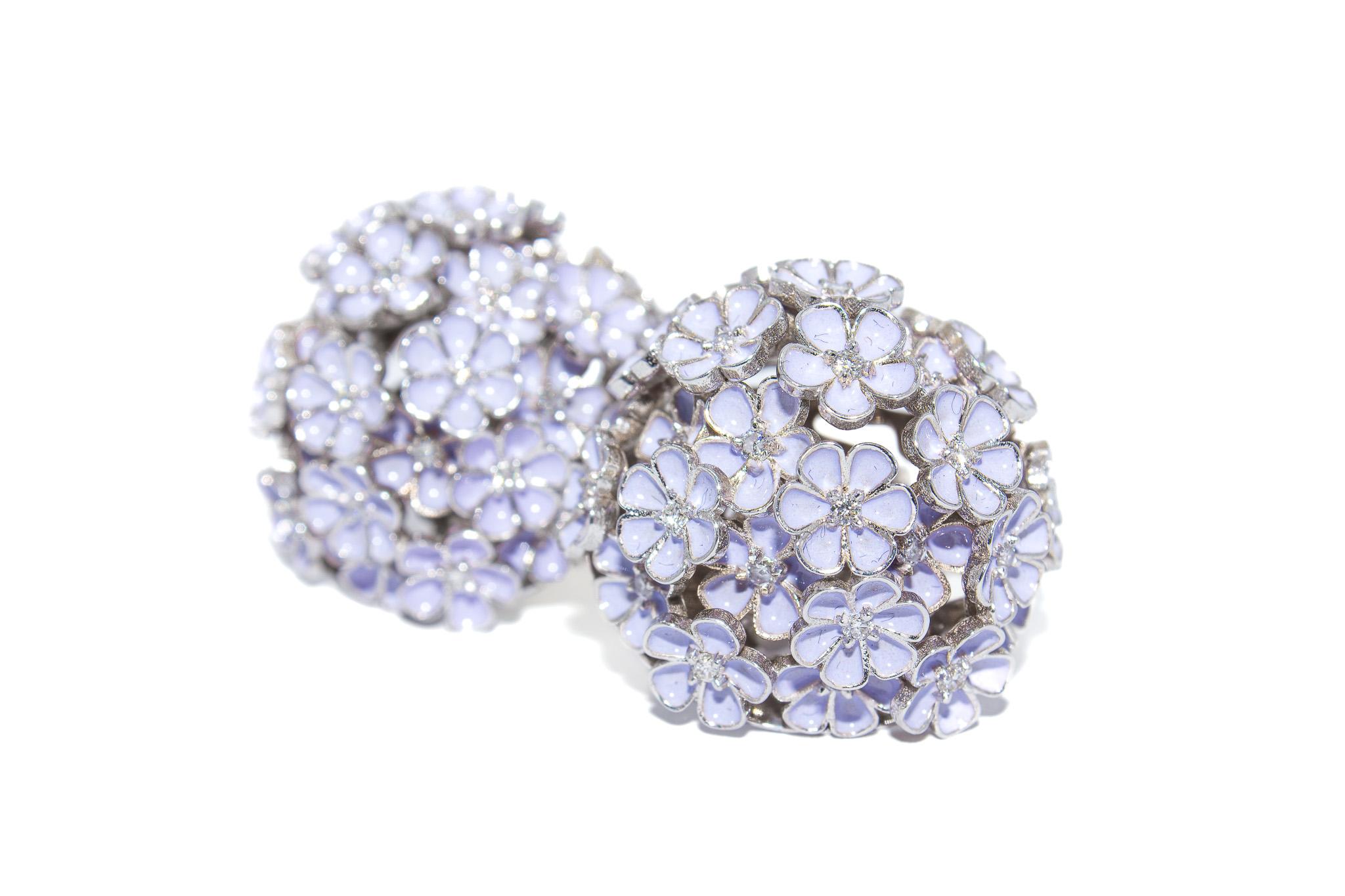 J. Birnbach Diamant- und lilafarbene Emaille-Ohrringe mit Blumenmuster (Rundschliff) im Angebot
