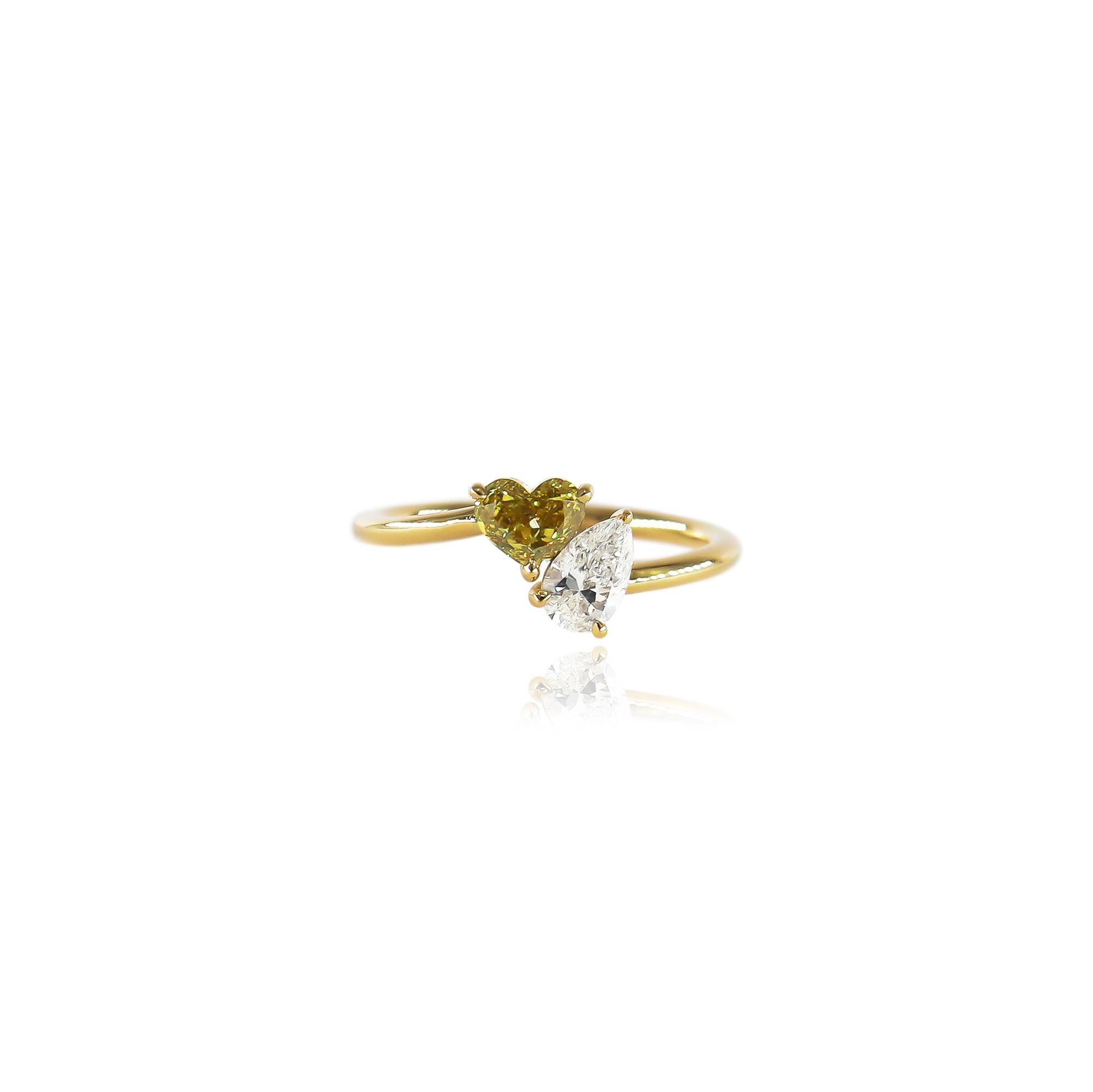 Dieser süße Ring aus der Werkstatt von J. Birnbach besteht aus einem 0,51-karätigen, herzförmigen Diamanten von fancy grünlich-gelber Farbe und SI1-Klarheit, gepaart mit einem 0,40-karätigen, birnenförmigen Diamanten von F-Farbe und SI1-Klarheit.