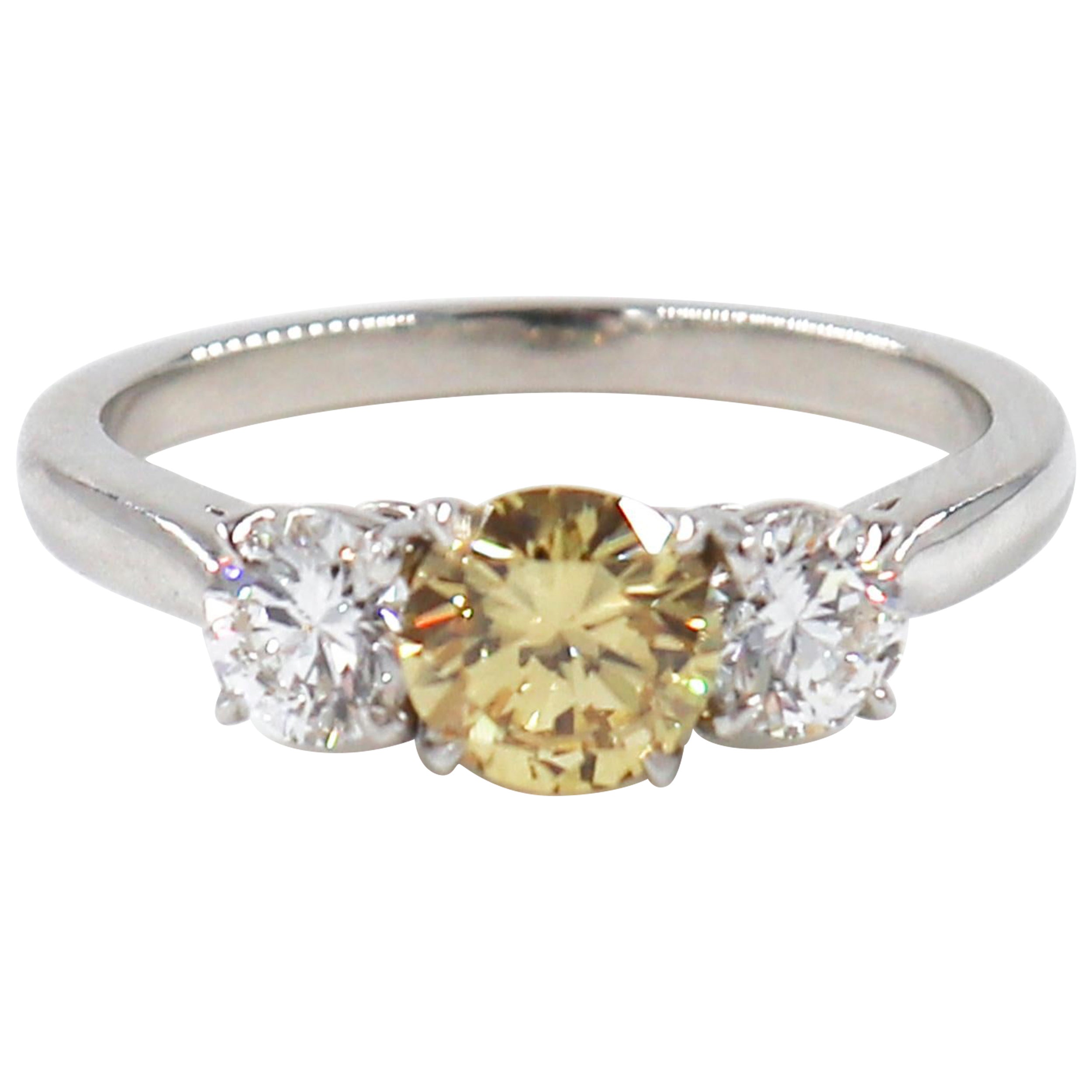 J. Birnbach Bague à trois pierres en diamants ronds jaunes intenses de 0,66 carat