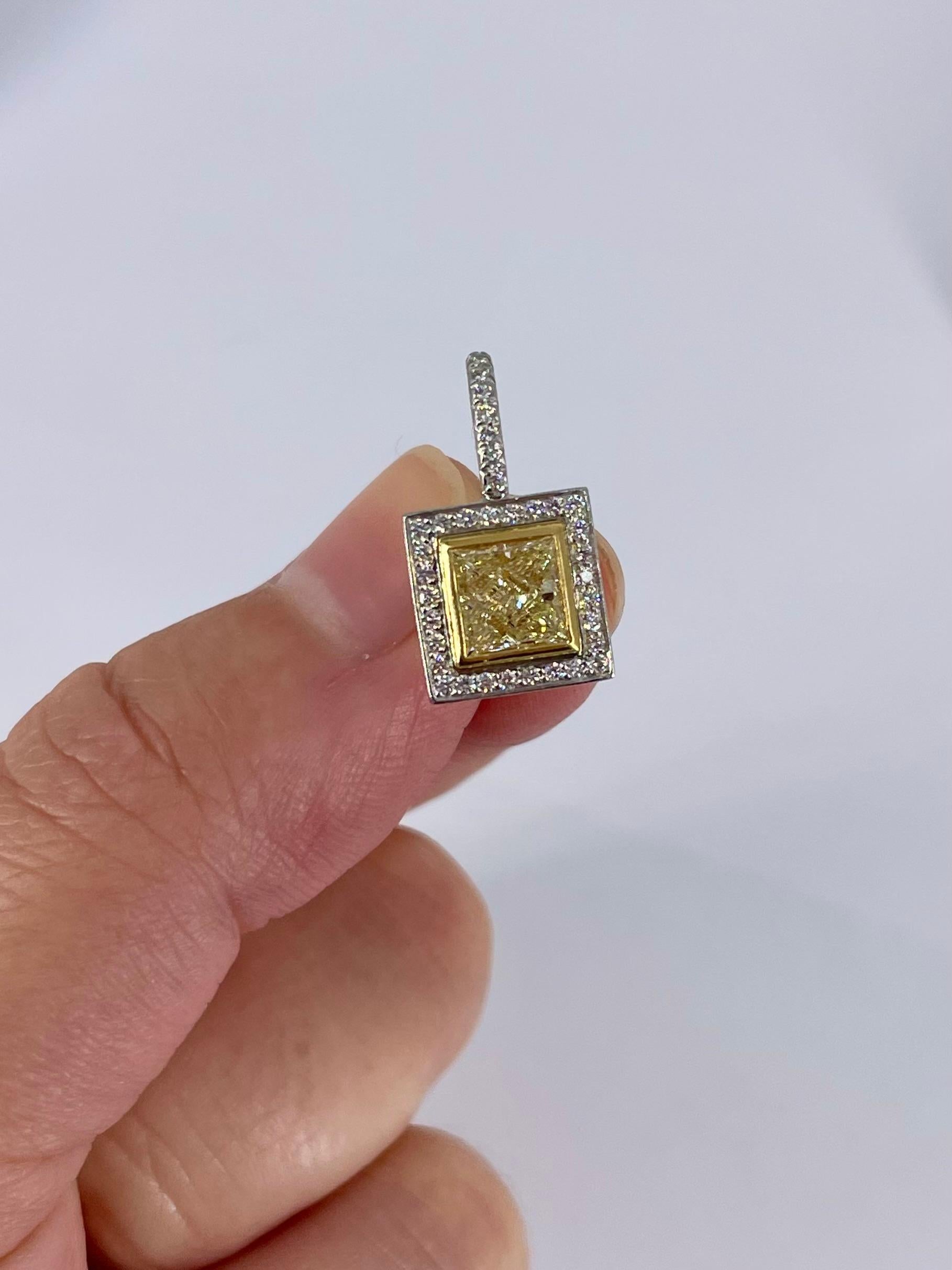 J. Birnbach Ausgefallene gelbe Diamant-Ohrringe mit Prinzessinnenschliff und Halo im Zustand „Neu“ im Angebot in New York, NY