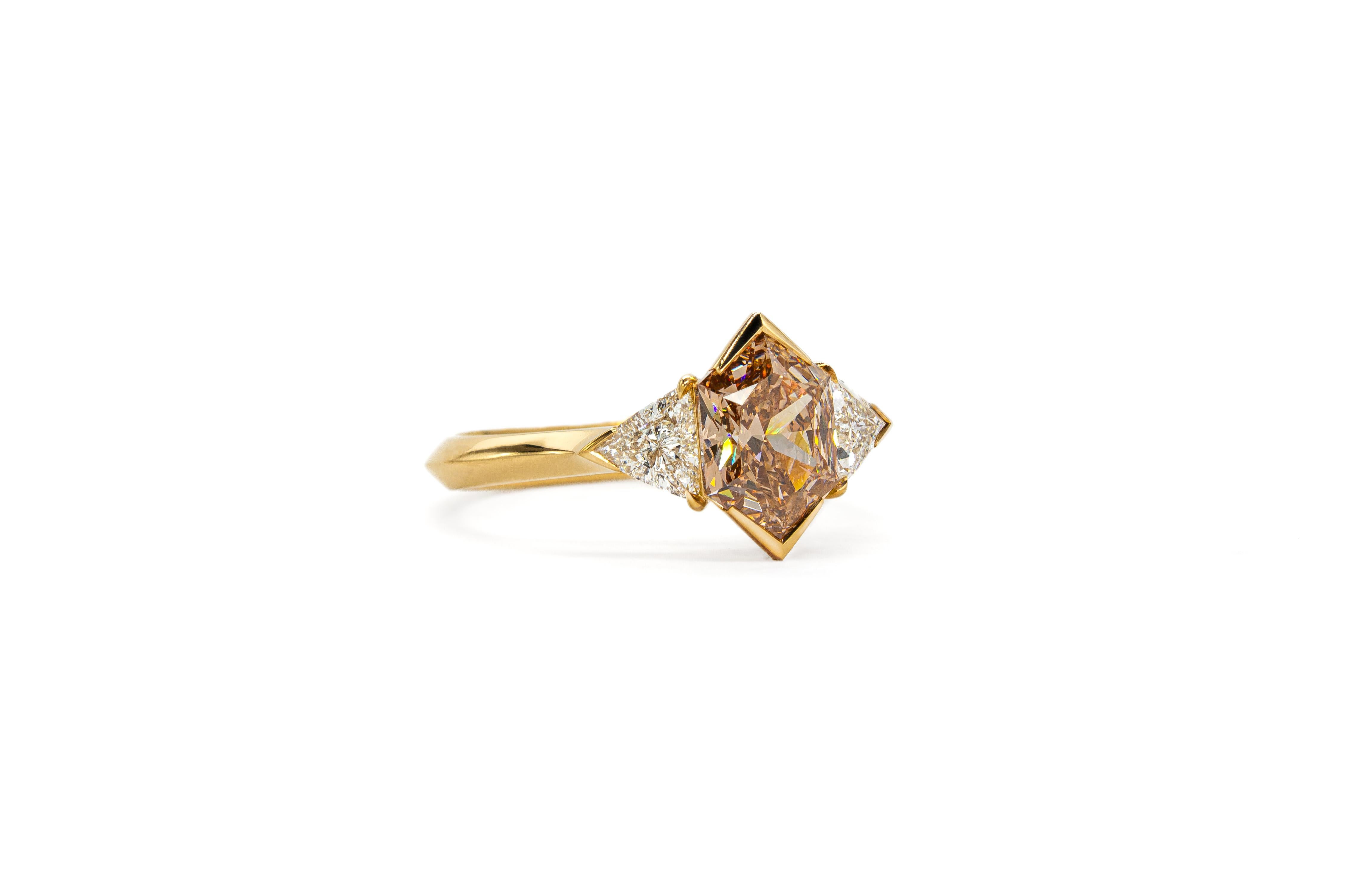 Contemporain J. Birnbach GIA 1,20 carat Fancy Orangy Brown Hexagon Diamond Three Stone Ring (bague à trois pierres) en vente