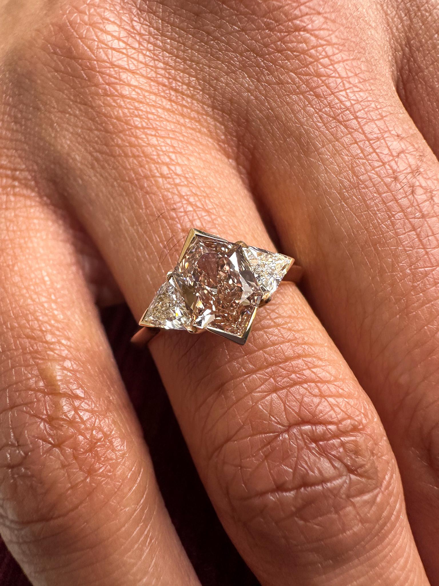 J. Birnbach GIA 1,20 carat Fancy Orangy Brown Hexagon Diamond Three Stone Ring (bague à trois pierres) Unisexe en vente