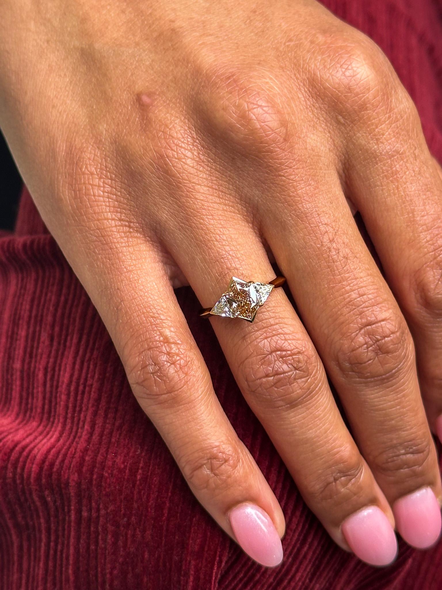 J. Birnbach GIA 1,20 carat Fancy Orangy Brown Hexagon Diamond Three Stone Ring (bague à trois pierres) en vente 1