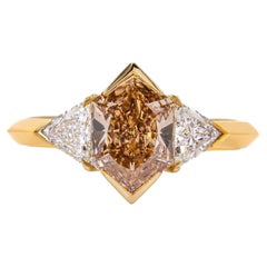 J. GIA Birnbach 1,20 Carati Fancy Orangy Brown Anello a tre pietre con diamanti esagonali